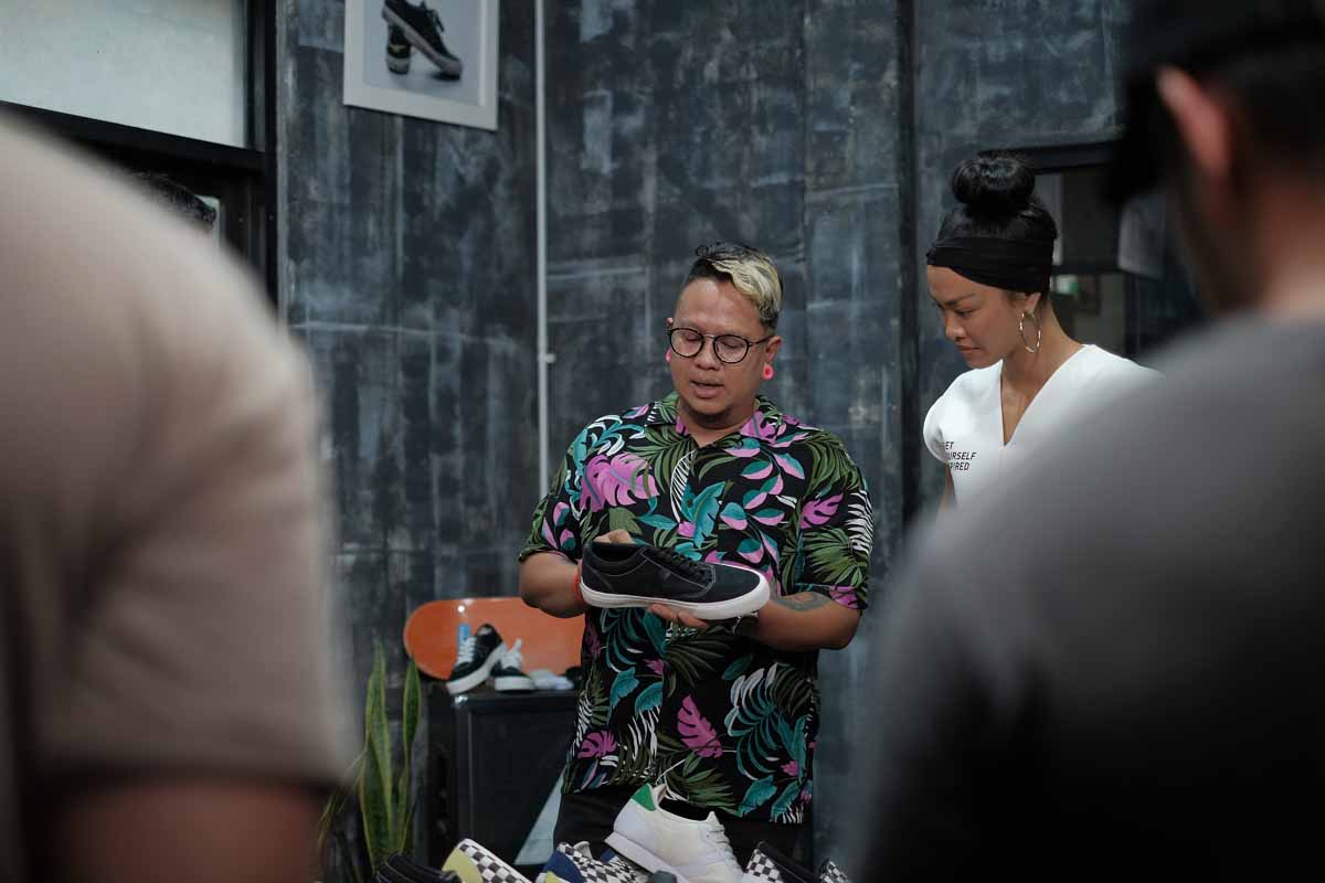 Salah satu founder Saint Barkley sedang menjelaskan kualitas dari produknya